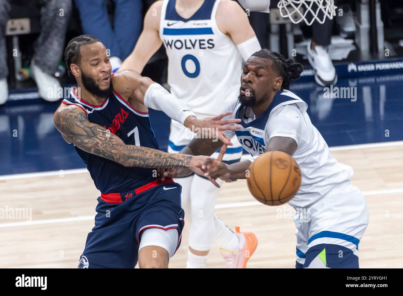 Los Angeles, Usa. Dezember 2024. Amir Coffey (L) von Los Angeles Clippers (L) gibt den Ball gegen Naz Reid (R) von Minnesota Timberwolves (R) während eines Basketballspiels in der NBA im Intuit Dome aus. Endnote : Timberwolves 108:80 Clippers (Foto: Ringo Chiu/SOPA Images/SIPA USA) Credit: SIPA USA/Alamy Live News Stockfoto