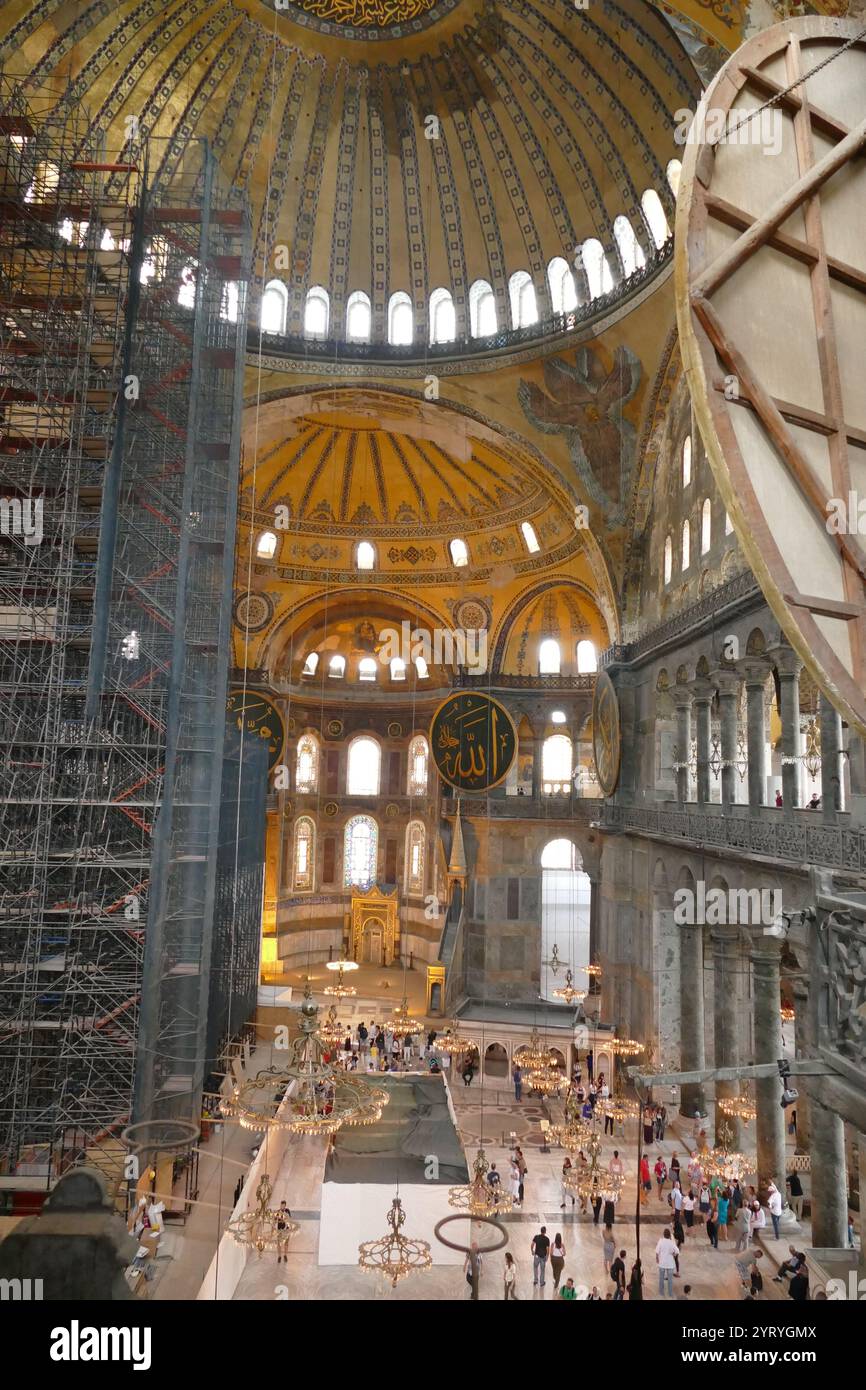 Hagia Sophia, eine ehemalige griechisch-orthodoxe christlich-patriarchale Basilika (Kirche), später eine osmanische Kaisermoschee und heute ein Museum (Ayasofya Muzesi) in Istanbul, Türkei. Es wurde 537 n. Chr. zu Beginn des Mittelalters erbaut und war vor allem für seine massive Kuppel berühmt. Von der Bauzeit 537 n. Chr. bis 1453 diente sie als orthodoxe Kathedrale und Sitz des Patriarchen von Konstantinopel, außer zwischen 1204 und 1261, als sie von den Vierten Kreuzfahrern zu einer römisch-katholischen Kathedrale unter dem Lateinischen Reich umgewandelt wurde. Das Gebäude wurde später in ein osmanisches Mo umgewandelt Stockfoto