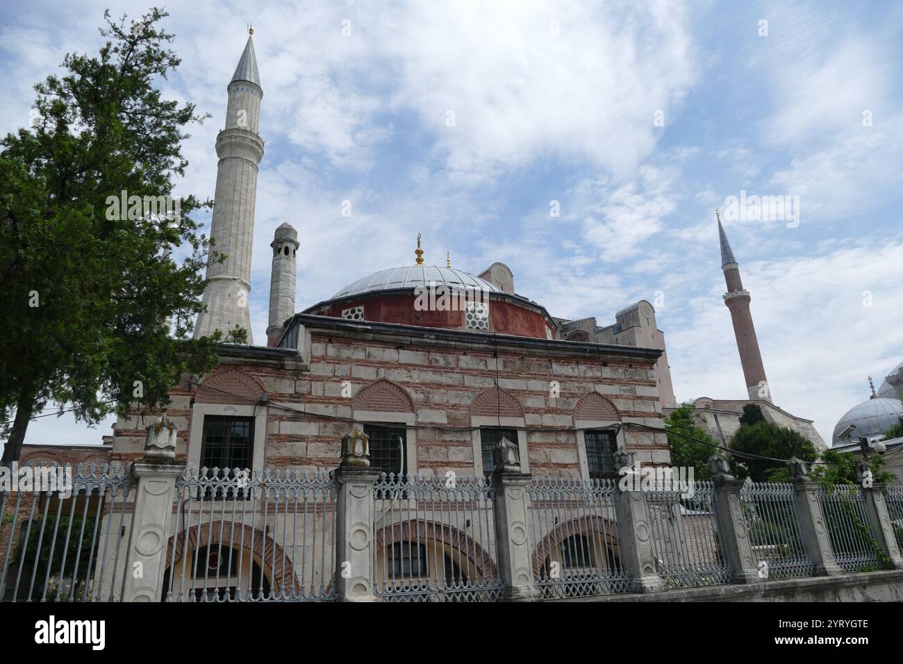 Hagia Sophia, eine ehemalige griechisch-orthodoxe christlich-patriarchale Basilika (Kirche), später eine osmanische Kaisermoschee und heute ein Museum (Ayasofya Muzesi) in Istanbul, Türkei. Es wurde 537 n. Chr. zu Beginn des Mittelalters erbaut und war vor allem für seine massive Kuppel berühmt. Von der Bauzeit 537 n. Chr. bis 1453 diente sie als orthodoxe Kathedrale und Sitz des Patriarchen von Konstantinopel, außer zwischen 1204 und 1261, als sie von den Vierten Kreuzfahrern zu einer römisch-katholischen Kathedrale unter dem Lateinischen Reich umgewandelt wurde. Das Gebäude wurde später in ein osmanisches Mo umgewandelt Stockfoto