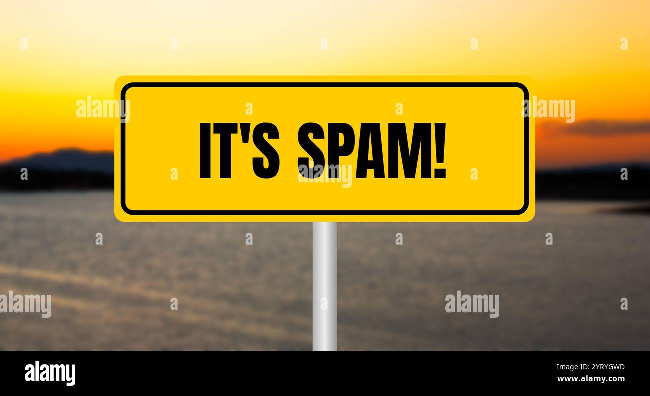 Es ist eine Spam-Nachricht auf gelbem Schild mit verschwommenem See-Hintergrund. Konzeptionell ist das Spam-Symbol. Kopierbereich. Stockfoto