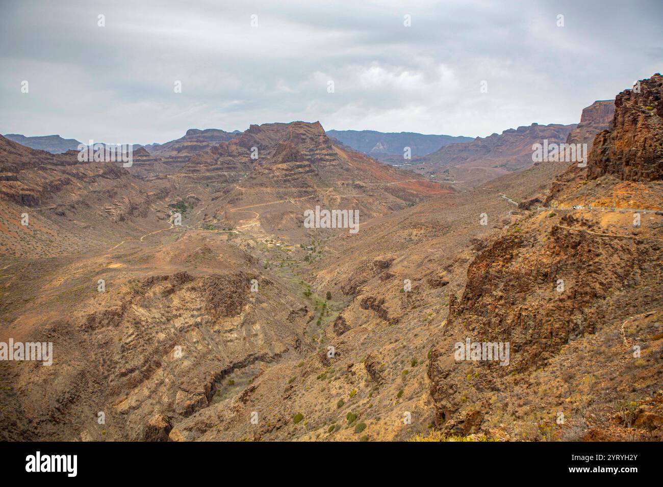 Blick vom Aussichtspunkt Degollade Las Yeguas auf Gran Canaria Spanien . Von hier hat man einen Panoramablick auf die Fataga-Schlucht und auf die Straße GC-60, die sich durch die landschaft schlängelt. Fataga-Schlucht *** Blick vom Aussichtspunkt Degollade Las Yeguas auf Gran Canaria Spanien von hier aus haben Sie einen Panoramablick auf die Fataga-Schlucht und die GC 60-Straße, die sich durch die Landschaft der Fataga-Schlucht schlängelt Stockfoto