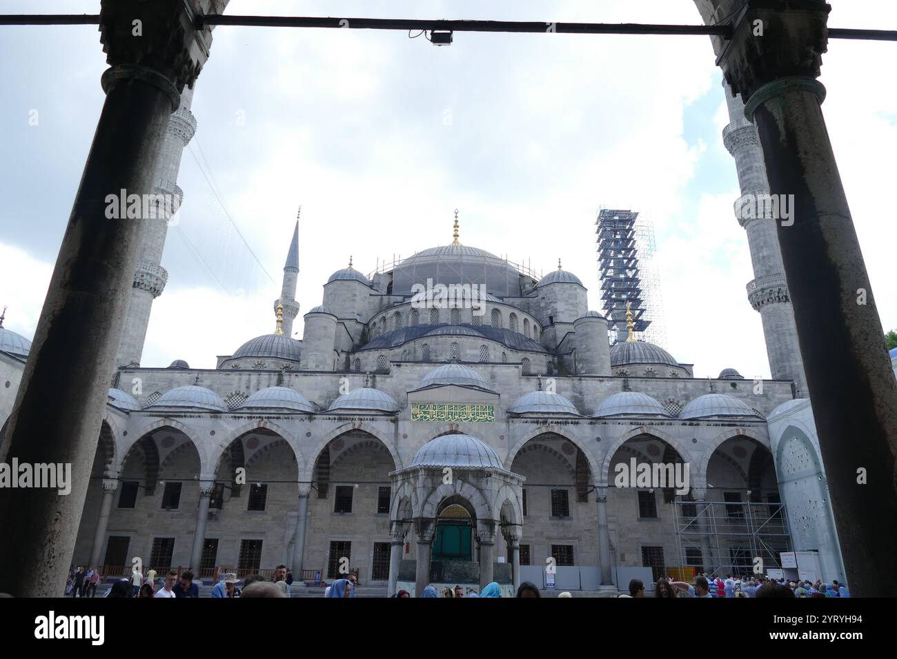 Die Sultan-Ahmed-Moschee oder Sultan-Ahmet-Moschee in Istanbul, Türkei. Die Blaue Moschee, wie sie im Volksmund genannt wird, wurde zwischen 1609 und 1616 unter der Herrschaft von Ahmed I. errichtet Stockfoto