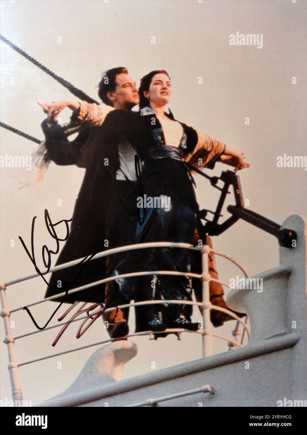 Standbild aus dem Film Titanic, einem US-amerikanischen Romantik- und Katastrophenfilm aus dem Jahr 1997, der von James Cameron gedreht, geschrieben, koproduziert und mitherausgegeben wurde. Basierend auf Berichten über den Untergang der RMS Titanic, und die Hauptrollen Leonardo DiCaprio und Kate Winslet als Mitglieder verschiedener sozialer Klassen, die sich auf dem Schiff während seiner unglücklichen Jungfernfahrt verlieben. Stockfoto