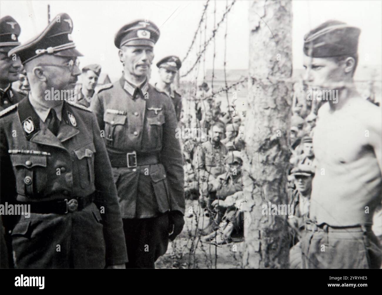 Joseph Horace Greasley (1918 ? 2010) war ein britischer Soldat im Zweiten Weltkrieg, der im Mai 1940 von der deutschen Wehrmacht gefangen genommen wurde. Berühmt für seine Behauptung, dass er über 200 Mal aus seinem Lager geflohen sei, während einer geheimen Liebesaffäre und jedes Mal in Gefangenschaft zurückgekehrt sei. Er war Gegenstand einer Bestseller-Autobiografie. Er war auch Gegenstand von Kontroversen, weil er behauptete, er sei der Kriegsgefangene, wie er auf einem Foto gezeigt wurde, das Heinrich Himmler anstarrte. Stockfoto