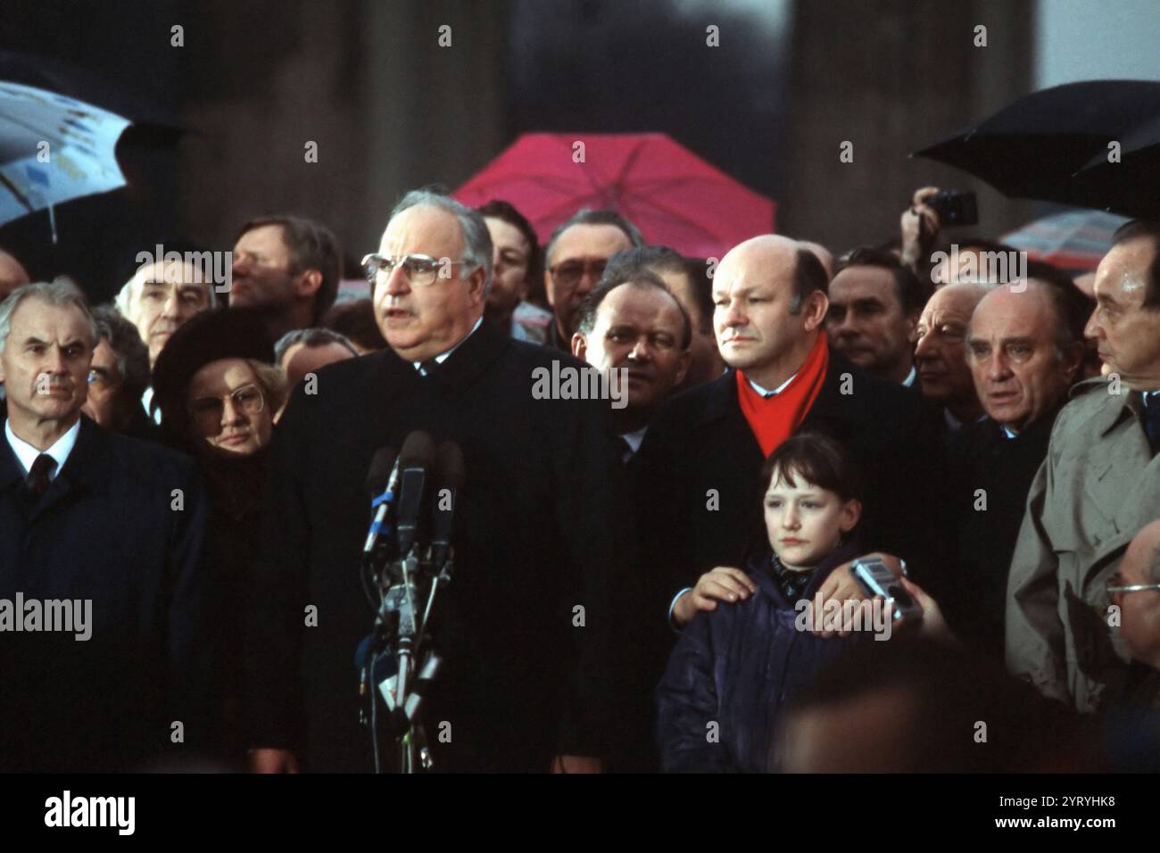 Der Bundespräsident Hans Modrow, Bundeskanzler Helmut Kohl und die Bürgermeister von West und Ost-Berlin Moper und Giczy nehmen an der offiziellen Eröffnung des Brandenburger Tors Teil. Stockfoto