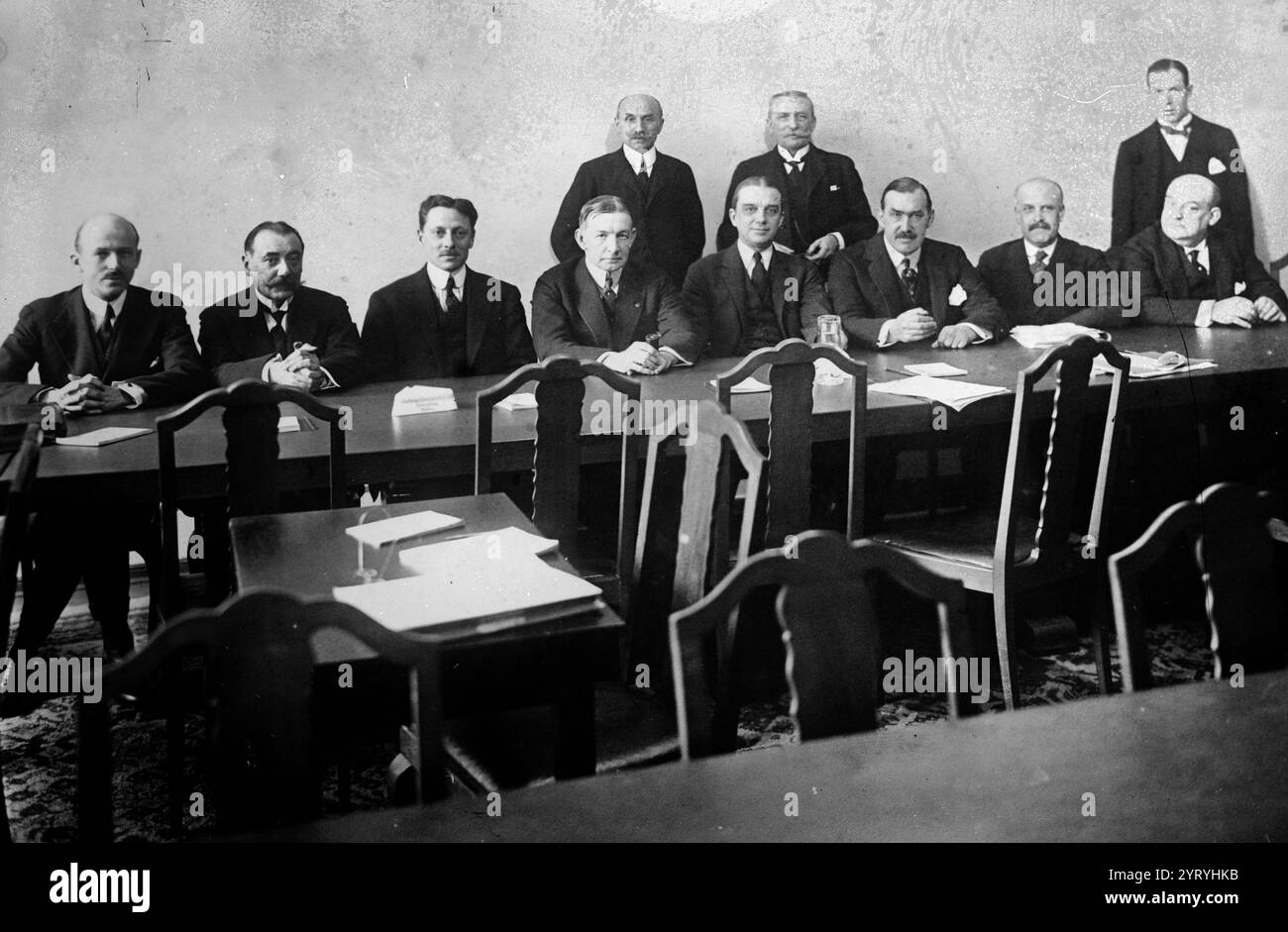 Das Dawes-Komitee in Berlin. Dawes sitzt Vierter von links. Zu seiner Linken steht Owen Young, von dem der Young Plan 1929 seinen Namen erhielt. 1924. Mit dem Plan wurde die Frage der Wiedergutmachung, die Deutschland den Alliierten des Ersten Weltkriegs schuldete, teilweise geregelt. Der 1924 eingeführte Plan beendete die Krise in der europäischen Diplomatie, nachdem französische und belgische Truppen das Ruhrgebiet besetzt hatten, weil Deutschland seinen Wiedergutmachungspflichten nicht nachgekommen war. Der Plan sah einen Zeitplan für die Auszahlung von Reparationen vor und bot ein großes Darlehen zur Stabilisierung der deutschen Währung an. Der Dawes-Plan wurde durch den Youn ersetzt Stockfoto