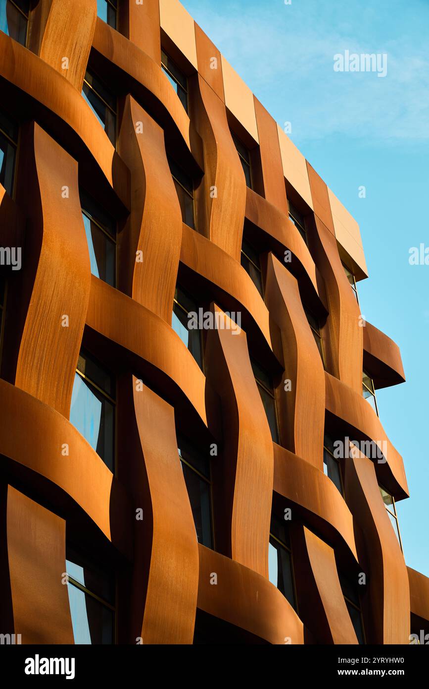 Die moderne Fassade besticht durch ein kompliziertes Design, das Kreativität und ästhetischen Charme unterstreicht Stockfoto