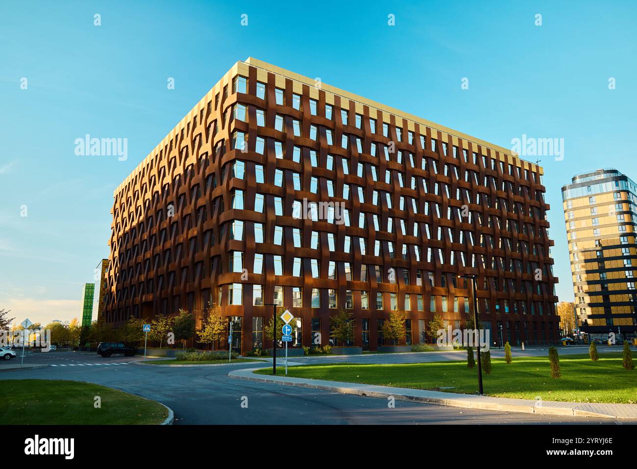 Das moderne Architekturdesign zeigt eine einzigartige und auffällige Gebäudefassade Stockfoto