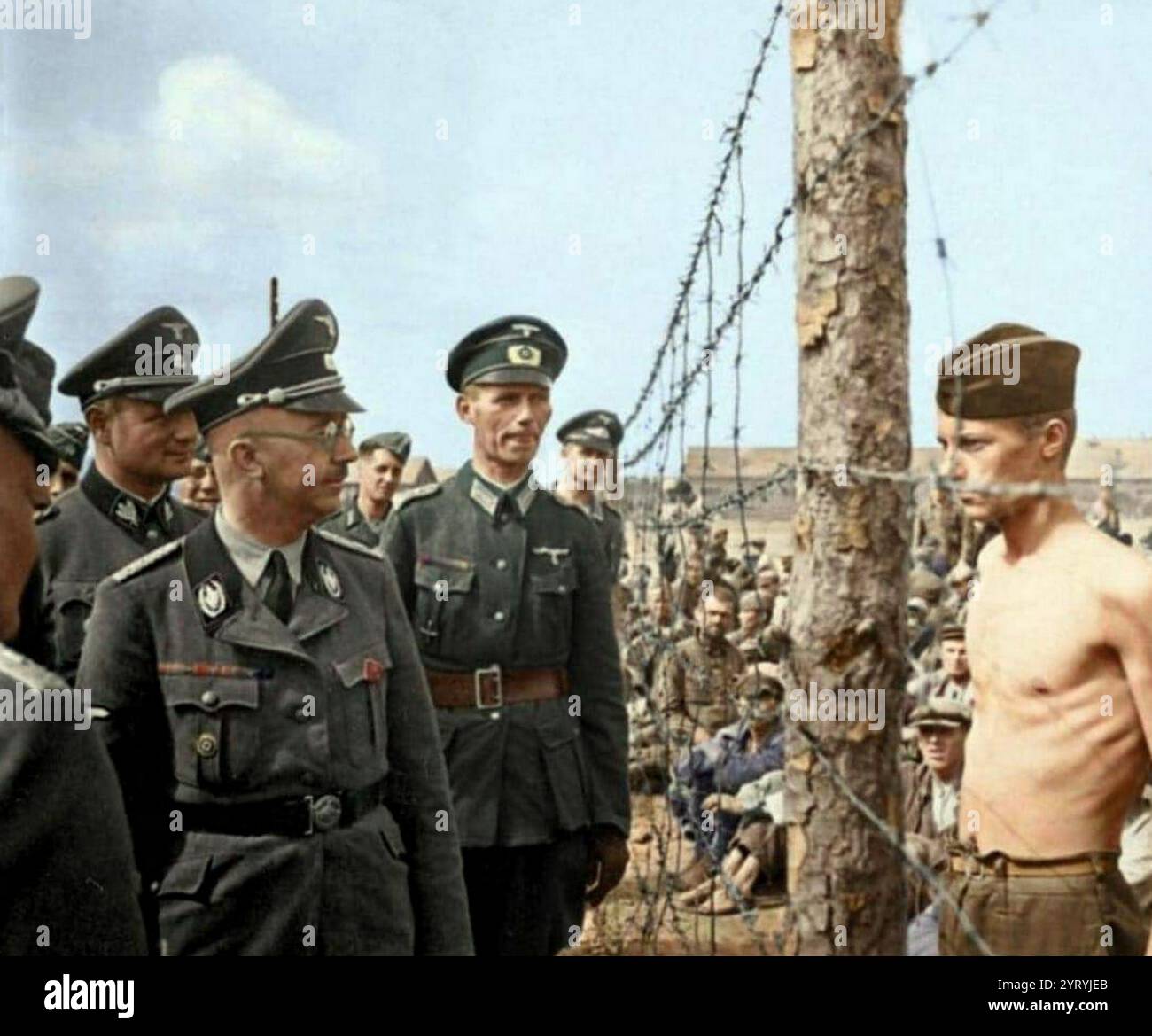 Sowjetischer Kriegsgefangener starrt auf Reichsführer Heinrich Himmler in einem Konzentrationslager. (1941) Stockfoto