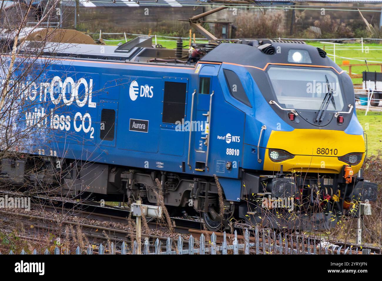 Direktbahn Vossloh/Stadler Baureihe 88 88006 „Aurora“ Elektrolokomotive. Direct Rail Services Baureihe 88 Doppellokomotive von Stadler Stockfoto