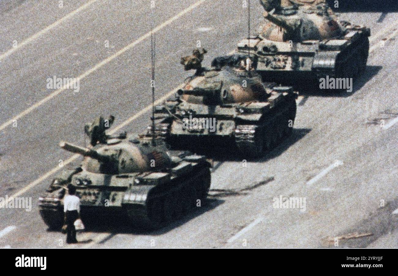 Während der Proteste auf dem Platz des Himmlischen Friedens von 1989 blockiert der Panzermann eine Kolonne von Typ 59-Panzern, die auf dem Chang'an Boulevard in Peking (Avenue des ewigen Friedens) in der Nähe des Tiananmen-Platzes nach Osten fahren. Dieses Foto wurde am 5. Juni 1989 aus dem sechsten Stock des Beijing Hotels aufgenommen. Der Name und das Schicksal des Mannes sind unbekannt. Stockfoto