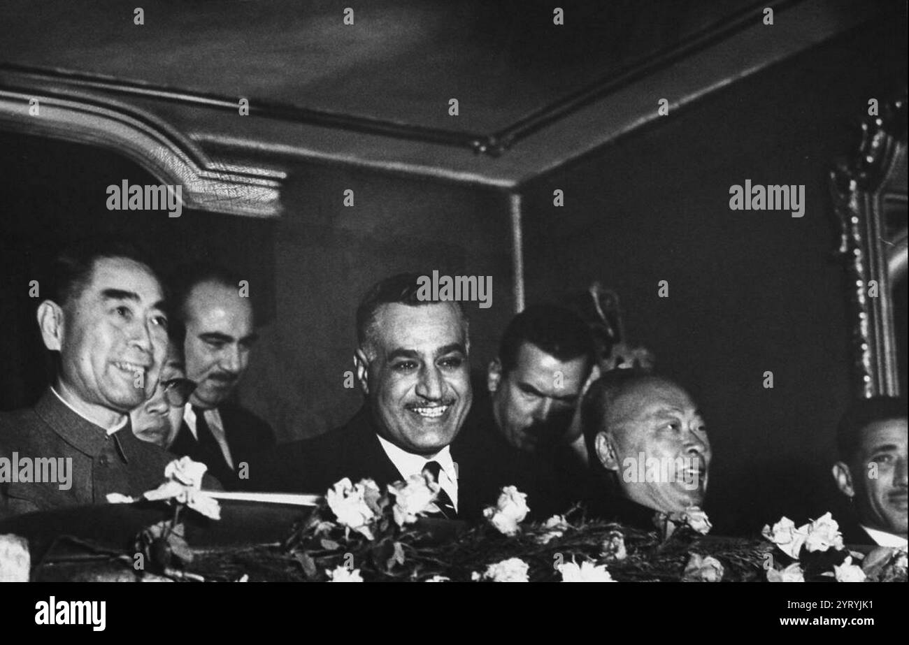 Zhou Enlai (links) während seiner Reise durch Ägypten mit Gamal Abdel Nasser Stockfoto