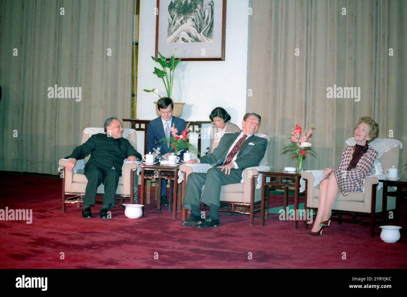 Präsident Ronald Reagan und Frau Reagan treffen mit dem Vorsitzenden Deng Xiaoping in der Großen Halle des Volkes in Peking, China, 4/28/1984 Stockfoto