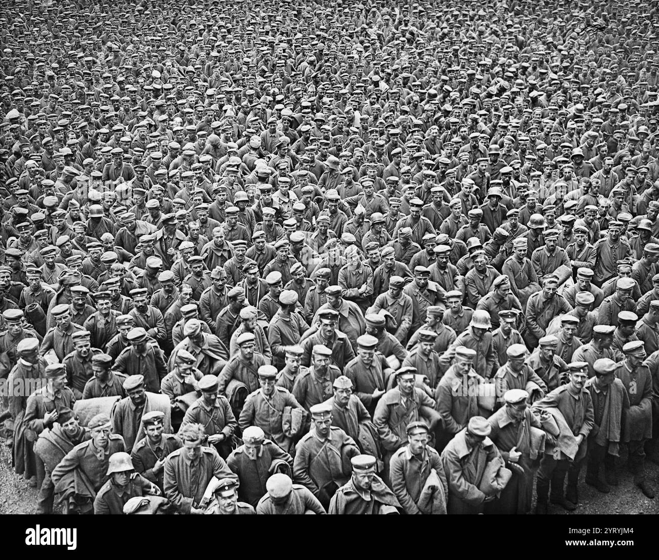 Deutsche Gefangene, die von der Vierten Armee in der Schlacht von Amiens gefangen wurden. In Der Nähe Von Abbeville, 27. August 1918. Stockfoto