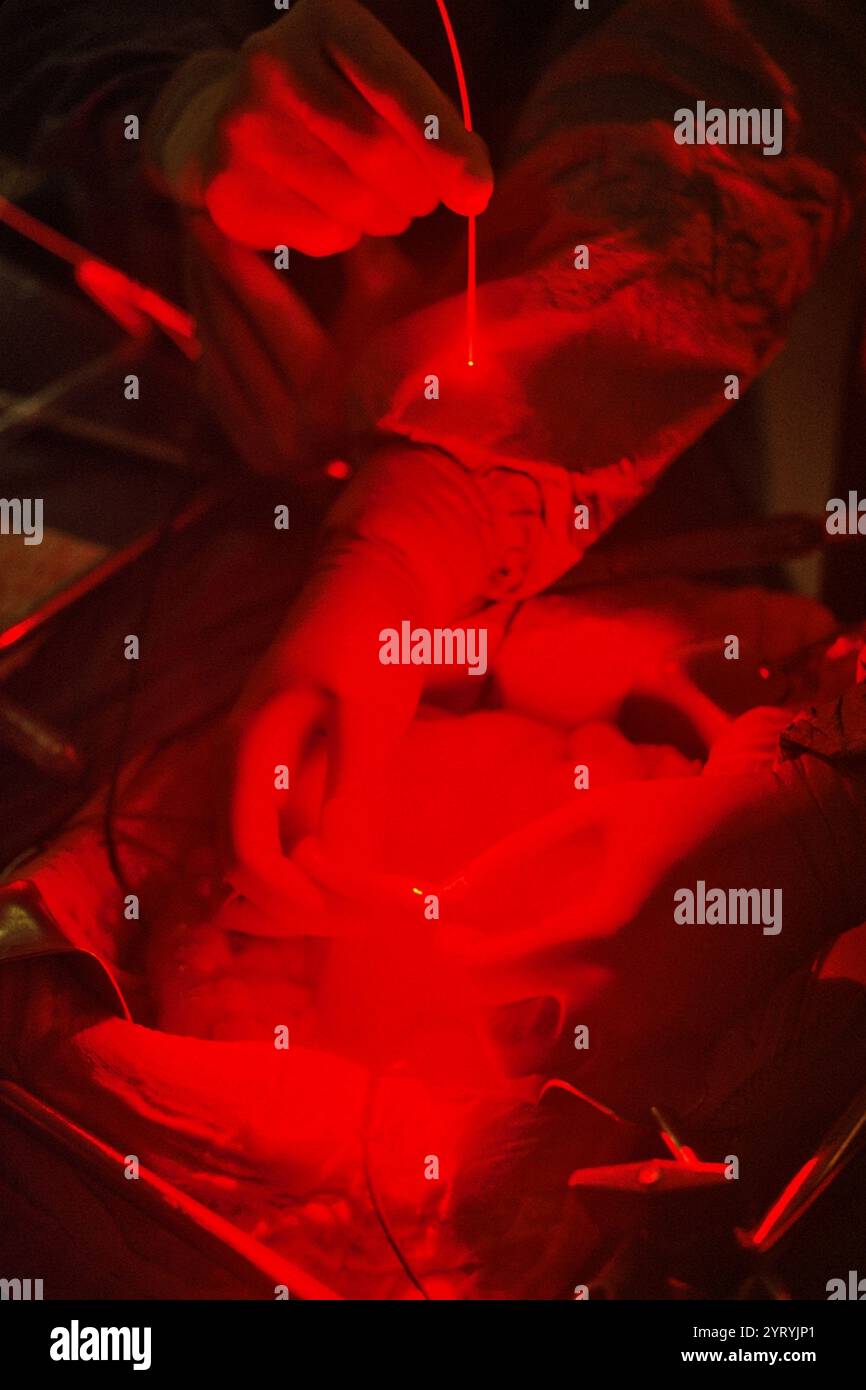 Traumachirurgen, führen laparoskopische Operationen an einem Patienten in Kandahar, Afghanistan, durch. 2014 Stockfoto