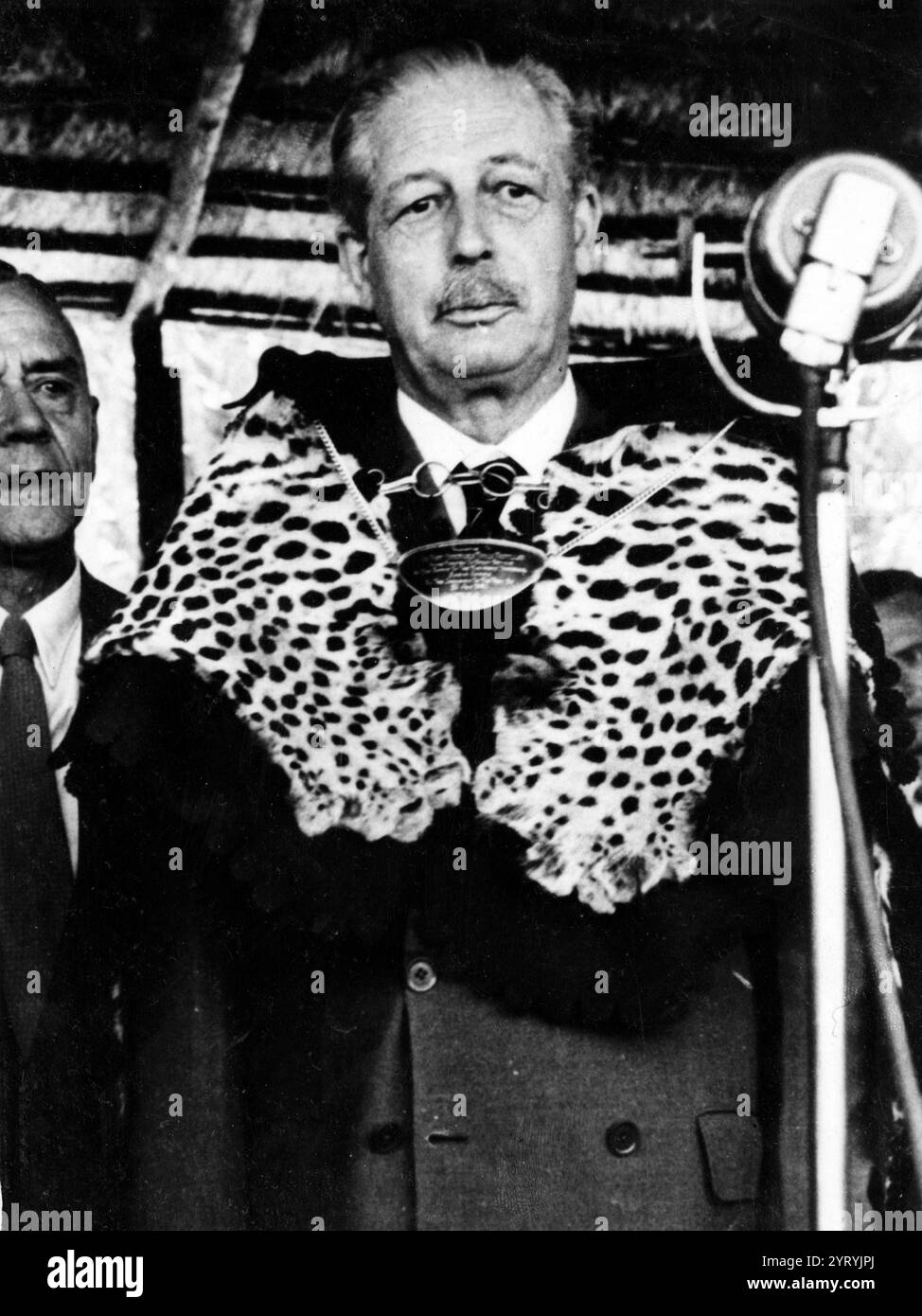 Macmillan investierte 1960 als Paramount Chief in Südafrika. Der britische Premierminister Harold Macmillan hielt am 3. Februar 1960 vor dem südafrikanischen Parlament in Kapstadt die Rede „Wind of Change“. Er hatte einen Monat in Afrika verbracht, um eine Reihe britischer Kolonien zu besuchen. Stockfoto