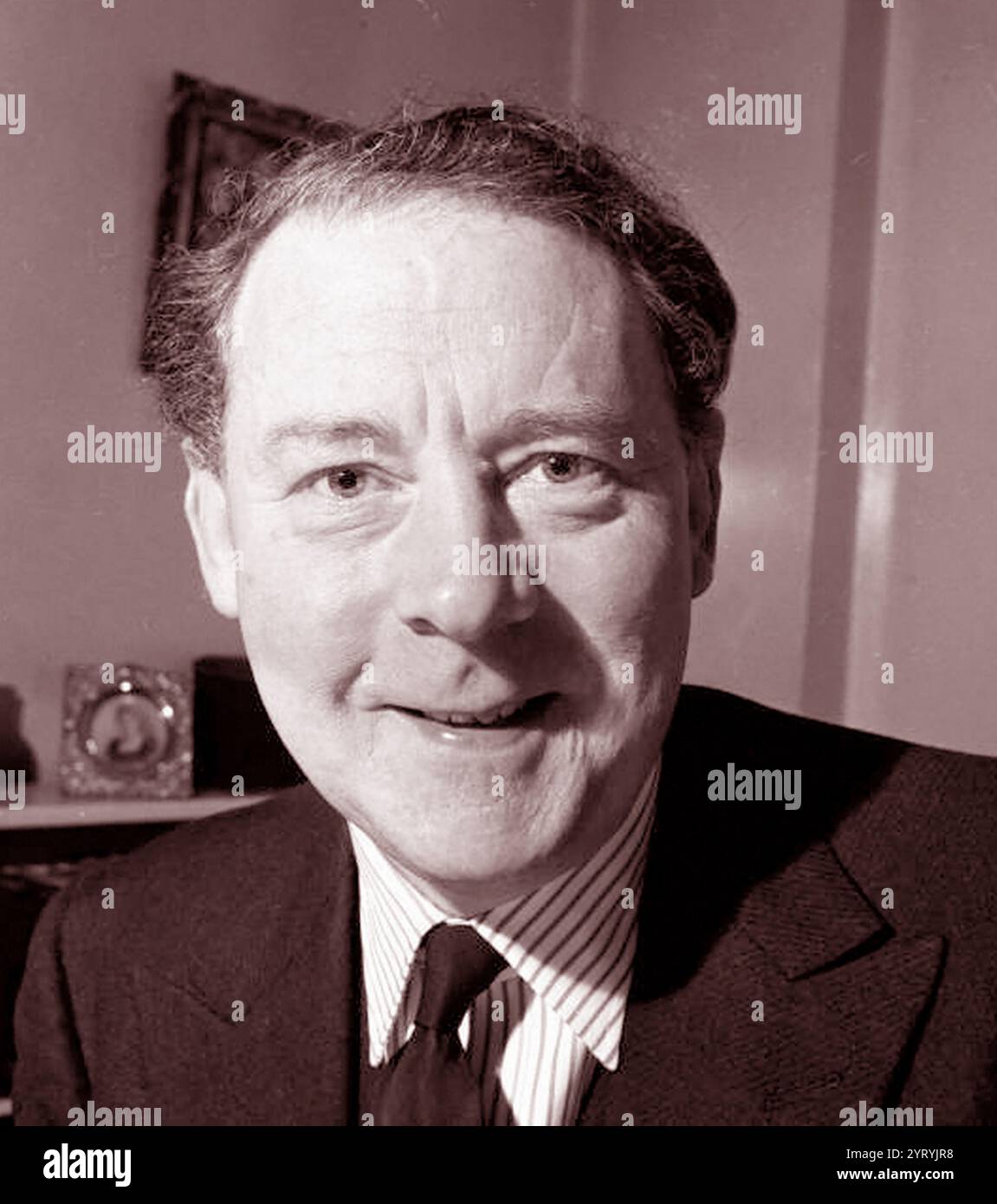 Hugh Gaitskell (1906 ? 1963) britischer Politiker. Führer der Labour Party und Führer der Opposition von 1955 bis zu seinem Tod 1963. Als Wirtschaftsdozent und Beamter in Kriegszeiten wurde er 1945 in das Parlament gewählt und bekleidete sein Amt in den Regierungen von Clement Attlee, insbesondere als Minister für Kraftstoff und Energie nach dem bitteren Winter von 1946?47, und trat schließlich als Finanzminister in das Kabinett ein. Stockfoto