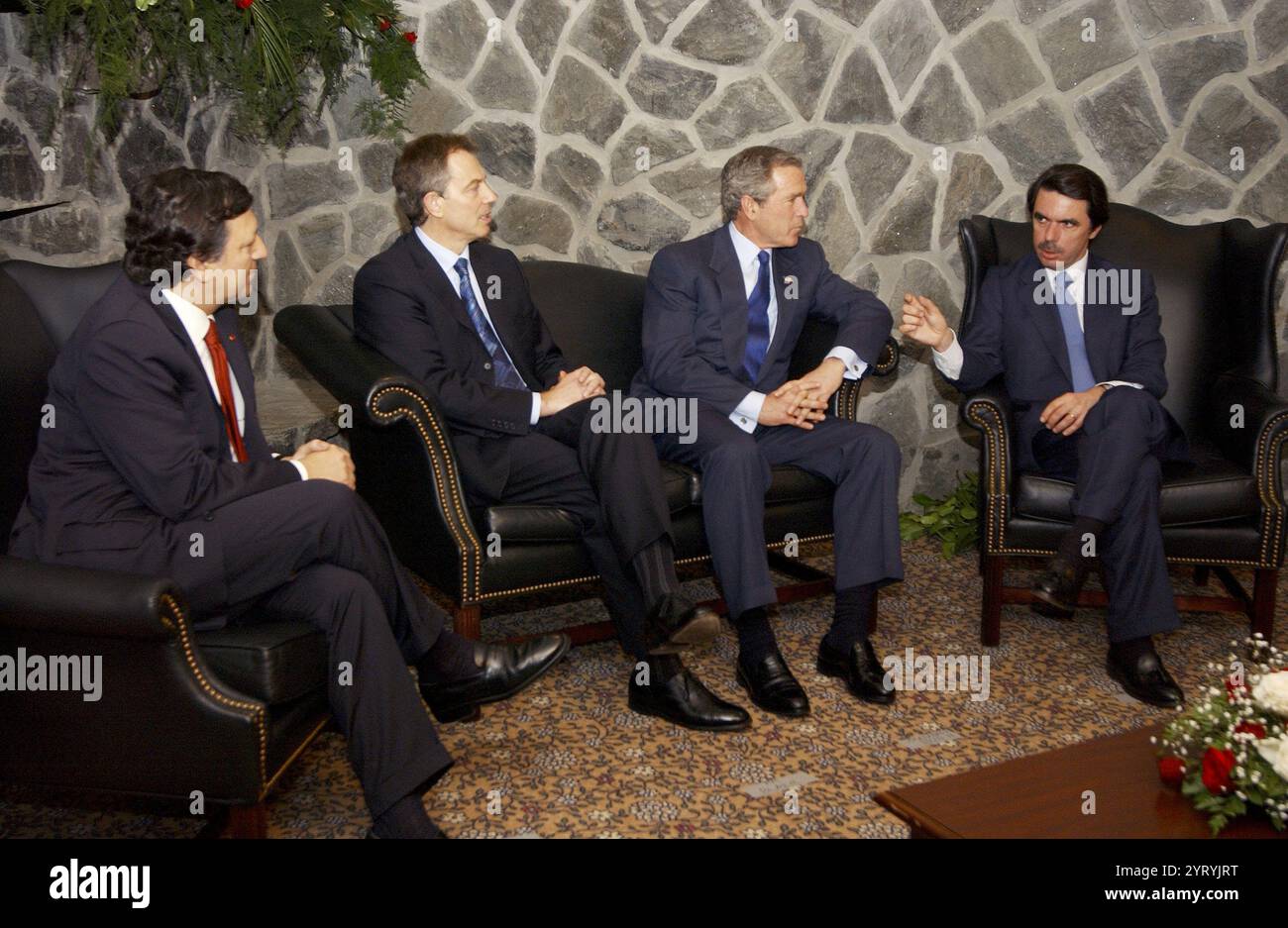 Präsident George W. Bush besucht die Azoren für ein eintägiges Dringlichkeitsgipfel mit portugiesischem Premierminister Jos? Manuel Barroso (links), der britische Premierminister Tony Blair und der spanische Premierminister Jos? Mar?a Aznar (rechts), um die Möglichkeiten eines Krieges mit dem Irak zu diskutieren. (16. März 2003). Stockfoto
