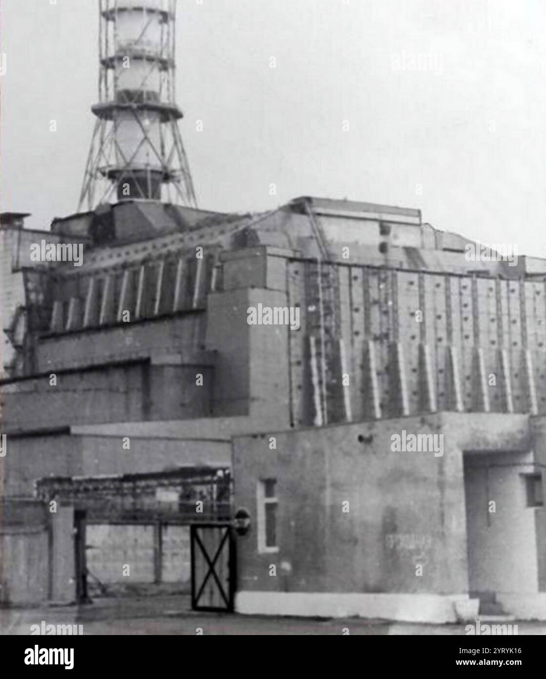 Betonhülle zur Aufnahme der Strahlung am Reaktorstandort von Tschernobyl im Jahr 1987. Stockfoto