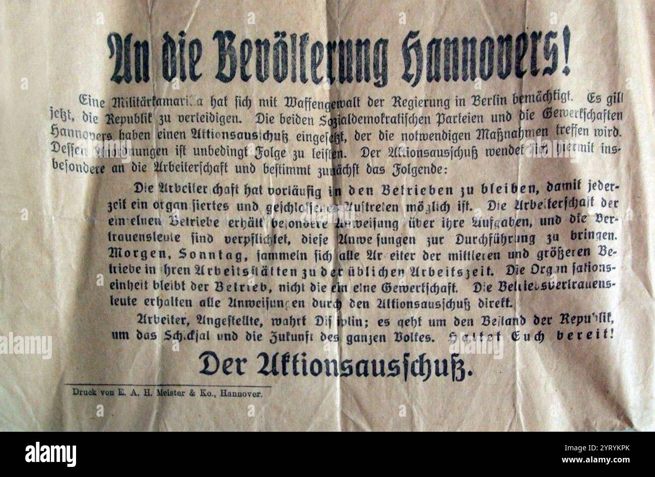 Original-Faltblatt des Kapp Putsch, Berlin 1920, herausgegeben vom Aktionsausschuss Hannover. Der Kapp-Putsch, ein Putschversuch gegen die deutsche Regierung in Berlin, am 13. März 1920. Benannt nach ihrem Führer Wolfgang Kapp, war es ihr Ziel, die deutsche Revolution von 1918?1919 rückgängig zu machen, die Weimarer Republik zu stürzen und an ihrer Stelle eine autokratische Regierung zu etablieren. Sie wurde von Teilen der Reichswehr sowie von nationalistischen und monarchistischen Fraktionen unterstützt. Stockfoto