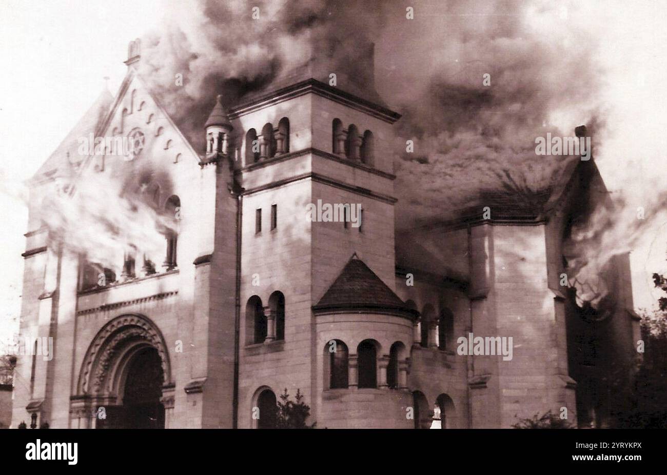 Brennende Synagoge in Baden-Baden während der Kristallnacht, 1938; Stockfoto