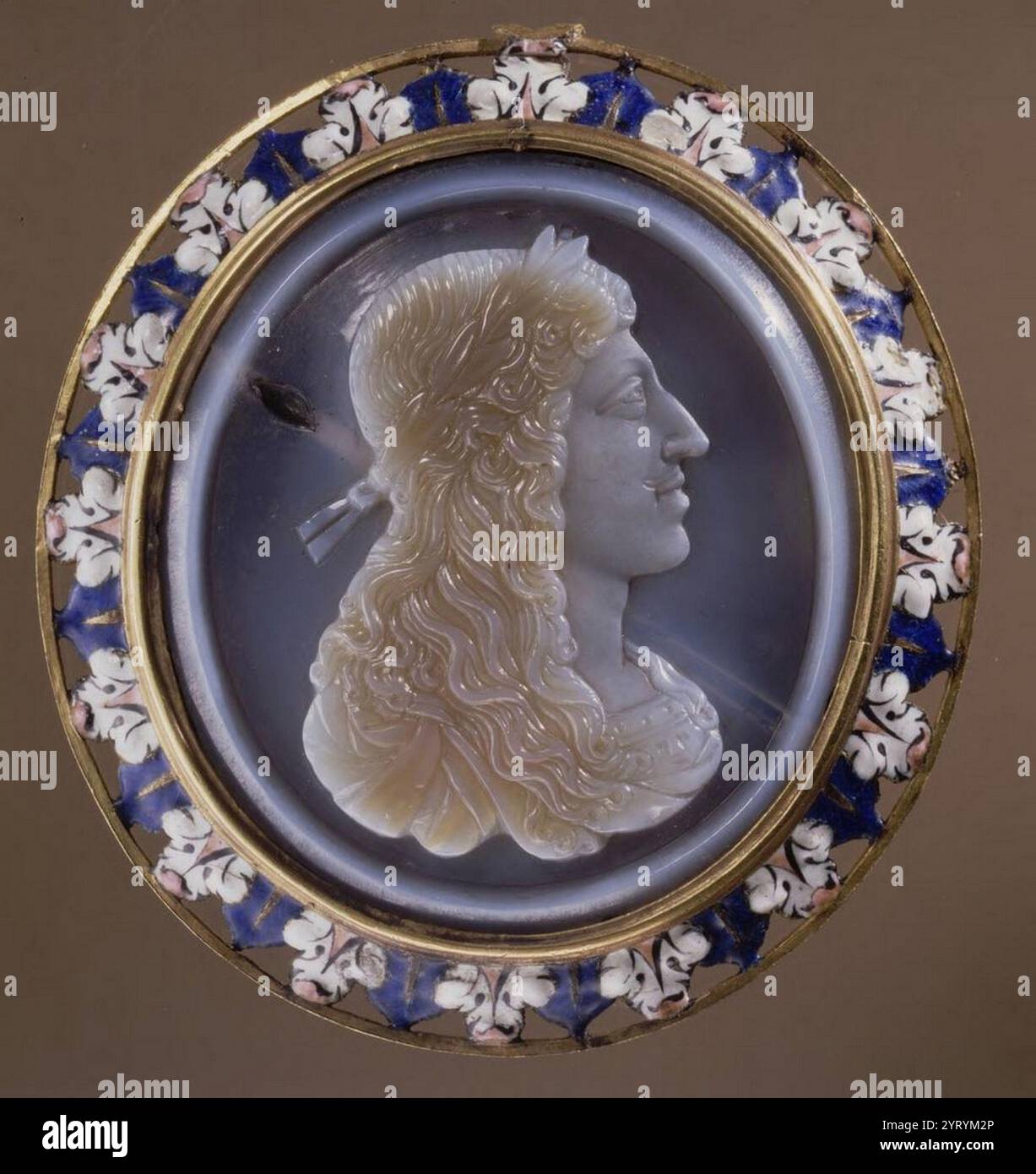 Cameo, in Onyx-Schichten auf Gold und farbiger Emaillefarbe, stellt König Ludwig XIV. Als Teenager dar. Um 1658 Stockfoto