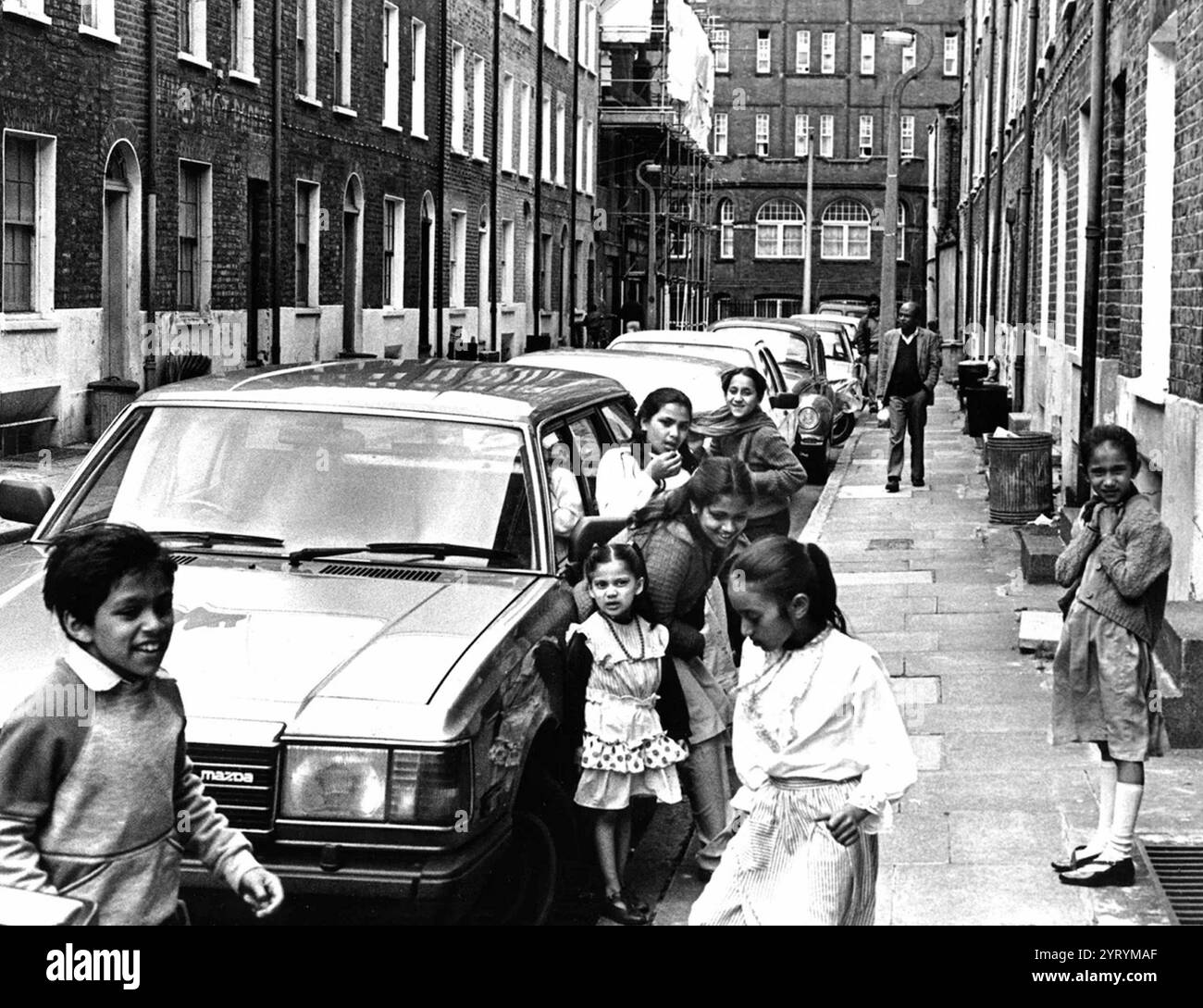 Asiatische britische Kinder spielen in einer Whitechapel East London Street. 1985. Stockfoto