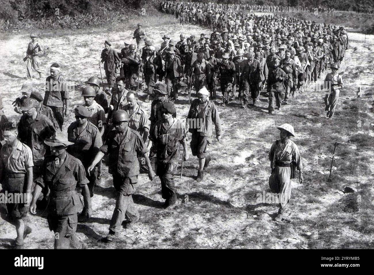 Gefangengenommene französische Soldaten, begleitet von vietnamesischen Truppen, gehen zu einem Kriegsgefangenenlager in Dien Bien Phu Stockfoto