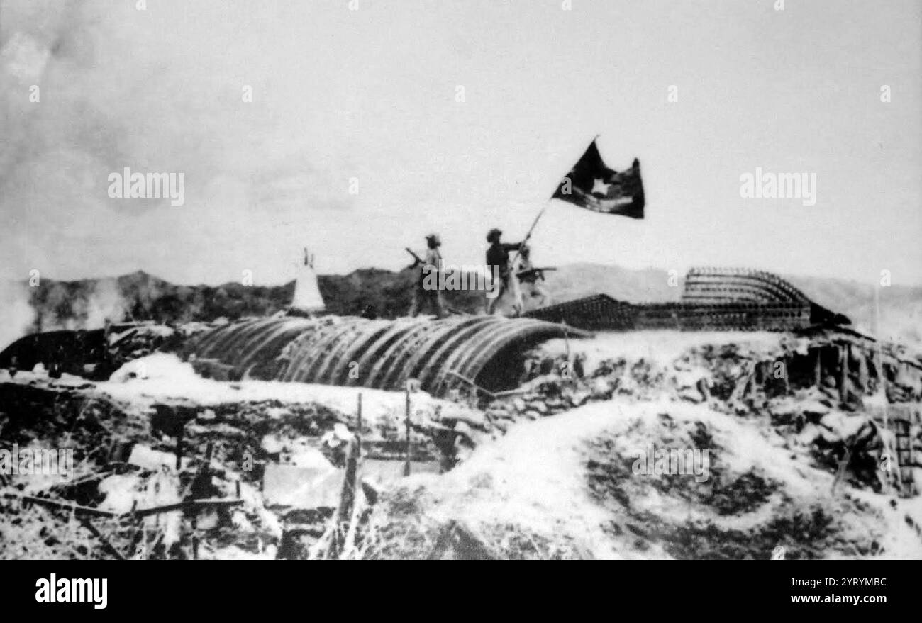 Vietnamesische Truppen setzten ihre Flagge über dem französischen Hauptquartier in Dien Bien Phu am 7. Mai 1954. Es soll aus Roman Karmens Film still stammen. Stockfoto
