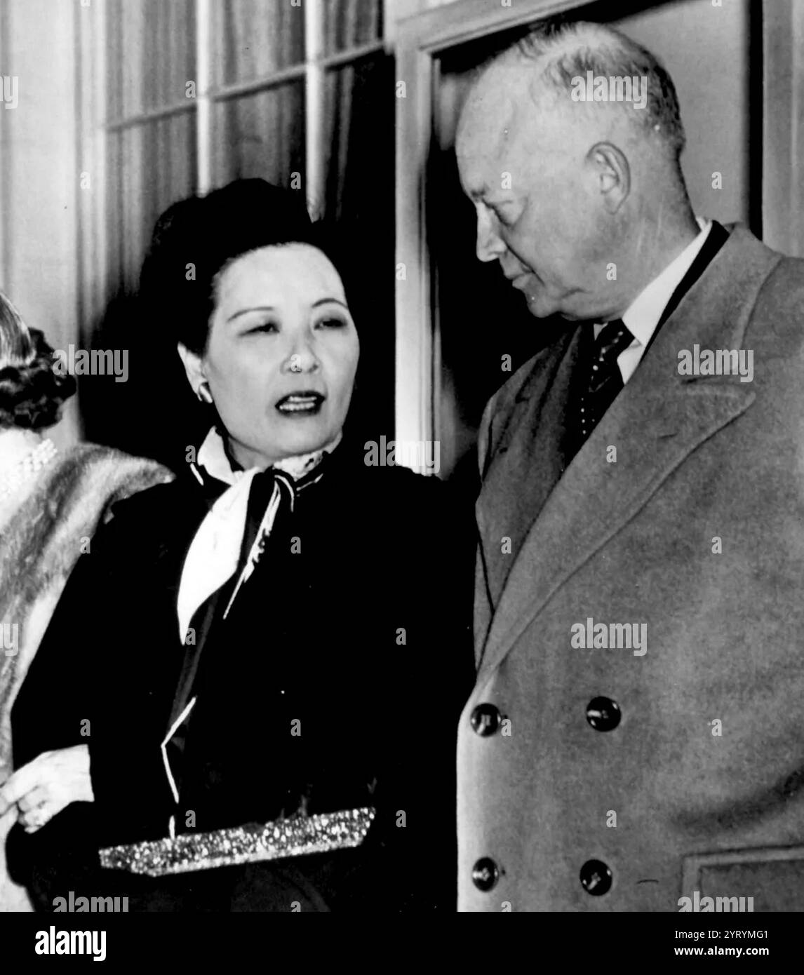 Taiwans First Lady mit Präsident Eisenhower im Weißen Haus 1953. Soong Mei-Ling (1898 ? 2003), bekannt als Madame Chiang Kai-shek, war eine chinesische politische Persönlichkeit, die First Lady der Republik China, die Ehefrau des Präsidenten Chiang Kai-shek der Republik China war. Soong spielte eine bedeutende Rolle in der Politik der Republik China und war die Schwägerin von Sun Yat-sen, dem Gründer und Führer der Republik China. Stockfoto