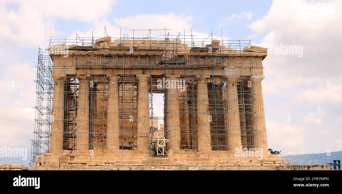 Der Parthenon ist ein ehemaliger Tempel auf der Athenischen Akropolis in Griechenland, der im 5. Jahrhundert v. Chr. der Göttin Athena gewidmet war. Stockfoto