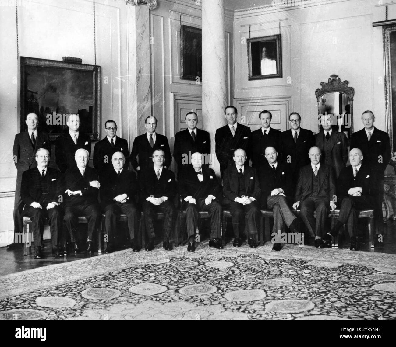 Premierminister Winston Churchills letztes Kabinett von 1955. Hintere Reihe von links nach rechts: Osbert Peake, Minister für Pensionen; George Edward Peter Thorneycroft, Präsident des Board of Trade; Walter Turner Monckton, Minister für Arbeit und Nationalen Dienst; Hr. James Gray Stuart, Staatssekretär für Schottland; Gwilym Lloyd George, Innenminister und Staatssekretär für walisische Angelegenheiten; Alan Tindal Lennox-Boyd, Staatssekretär für die Kolonien; Edwin Duncan Sandys, Minister für Landwirtschaft und lokale Regierung; Heathory; Minister für Wohnungsbau; Minister für Landwirtschaft; Sir David McAdam ECC Stockfoto