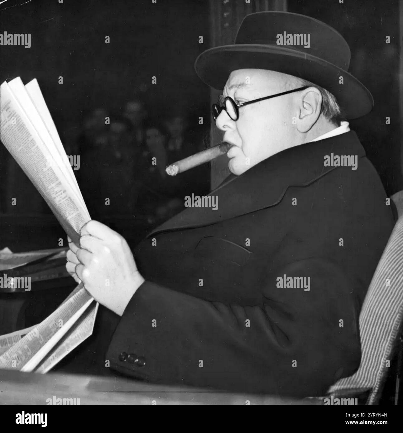 Winston Churchill fährt 1951 nach Hause, während seiner Wahlkampagne zur Wiederwahl zum Premierminister. Stockfoto