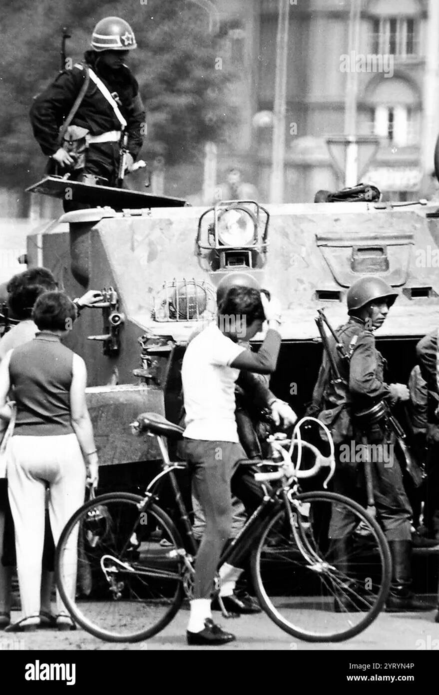 Ein sowjetisches Panzerfahrzeug des Warschauer Pakts erreicht Prag 1968, die tschechische Hauptstadt, um den Aufstand des tschechischen Prager Frühlings zu zerschlagen. Stockfoto
