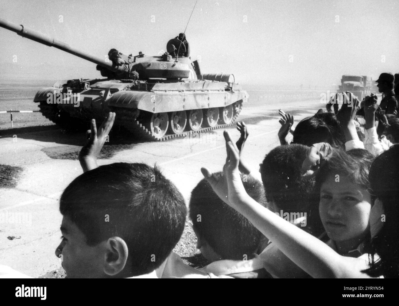 Ein aufgerüsteter sowjetischer Kampfpanzer T-62M des Panzerregiments „Berlin“, 5. Garde motorisierte Gewehrdivision, verließ Afghanistan als Teil des von Gorbatschow in Wladiwostok angekündigten Rückzugs. Stockfoto