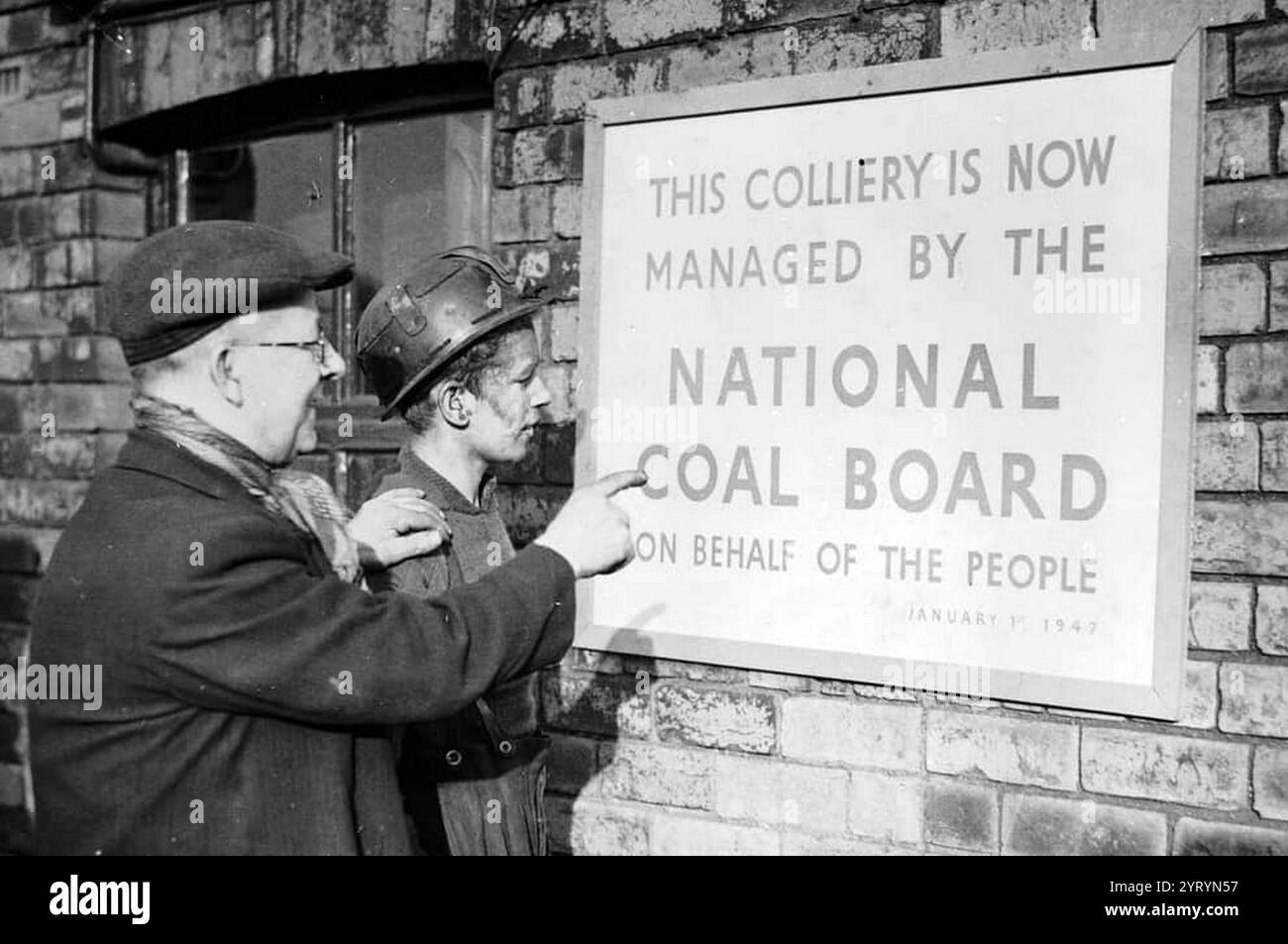 2. Januar 1947 Bergleute lesen eine Nachricht, in der sie ankündigen, dass ihre Zeche... "Jetzt vom National Coal Board im Namen des Volkes verwaltet". Stockfoto