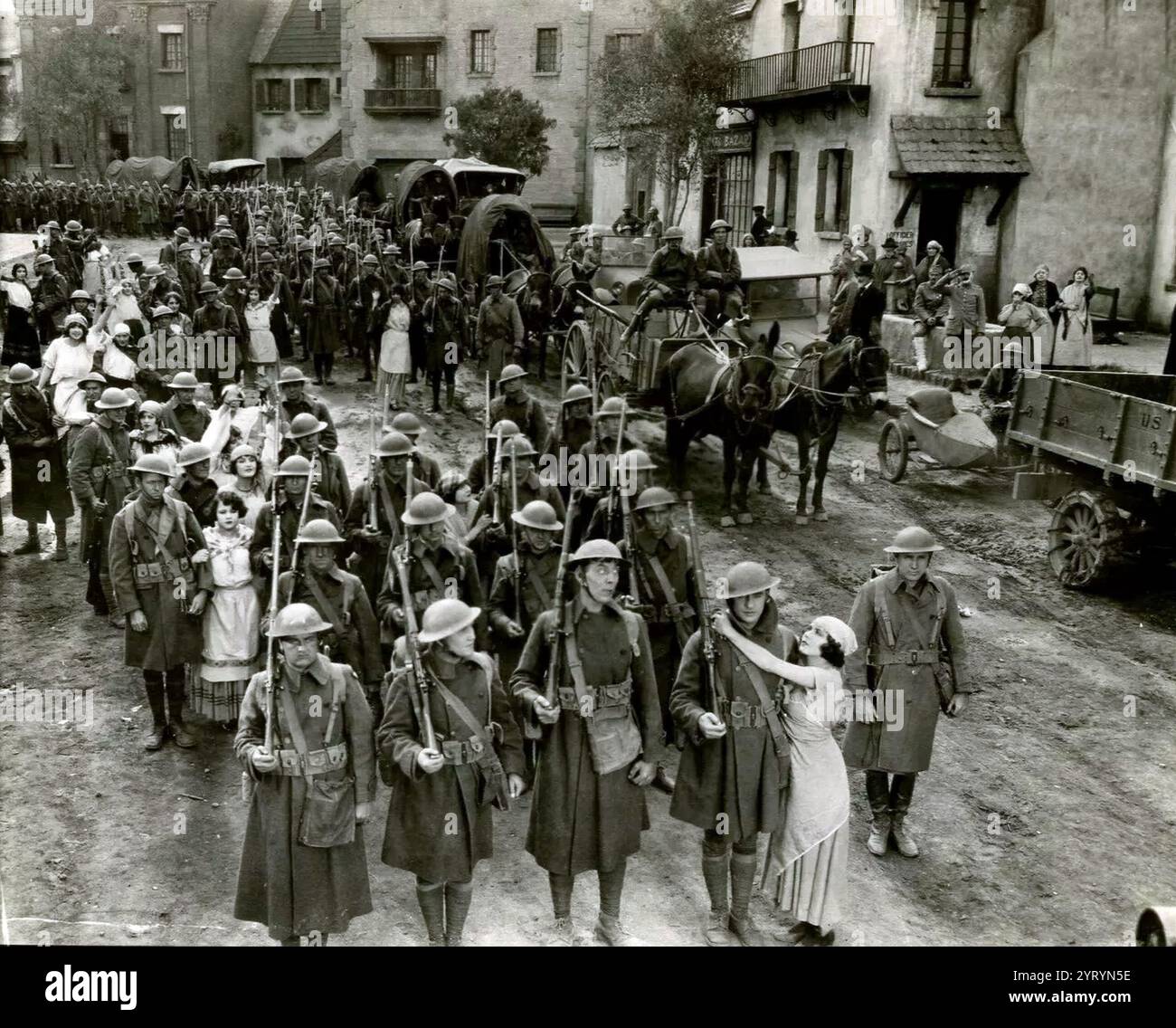 The Big Parade war ein US-amerikanisches Stummkriegsdrama von König Vidor aus dem Jahr 1925, in dem es um einen armen, reichen Jungen geht, der der Rainbow Division der US-Armee beitreten wird, nach Frankreich geschickt wird, um im Ersten Weltkrieg zu kämpfen, ein Freund zweier Arbeiter wird, die Schrecken des Grabenkrieges erlebt und Liebe zu einem französischen Mädchen findet. Eine Soundversion des Films wurde 1930 veröffentlicht. Der Film wurde für seine realistische Darstellung der Kriegsführung gelobt und beeinflusste viele weitere Kriegsfilme, insbesondere All Quiet on the Western Front (1930). Stockfoto