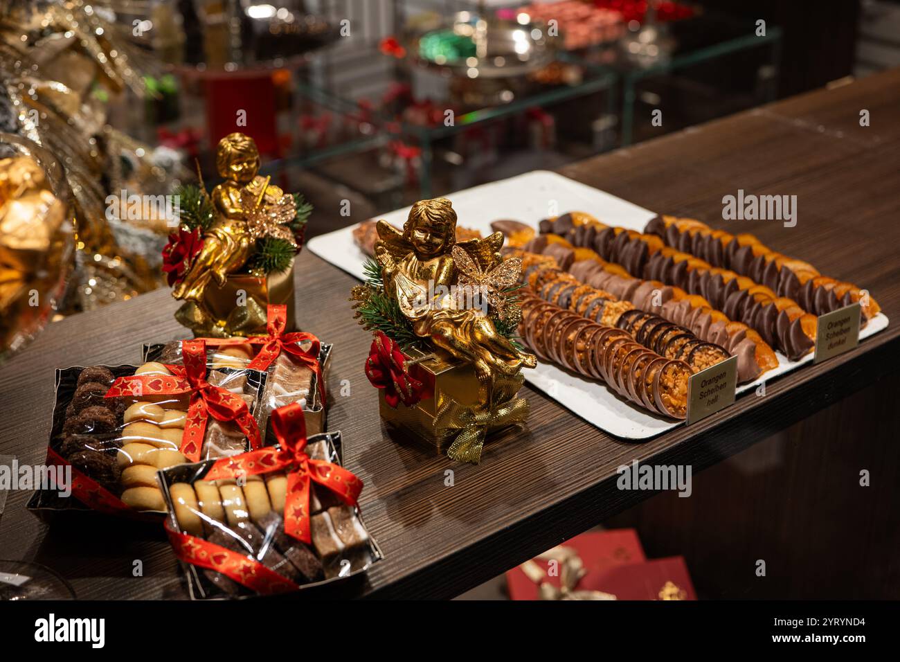 Auswahl an Schokoladenpralinen in einem Schaufenster bei Nacht in Europa. Nahaufnahme, keine Leute. Stockfoto