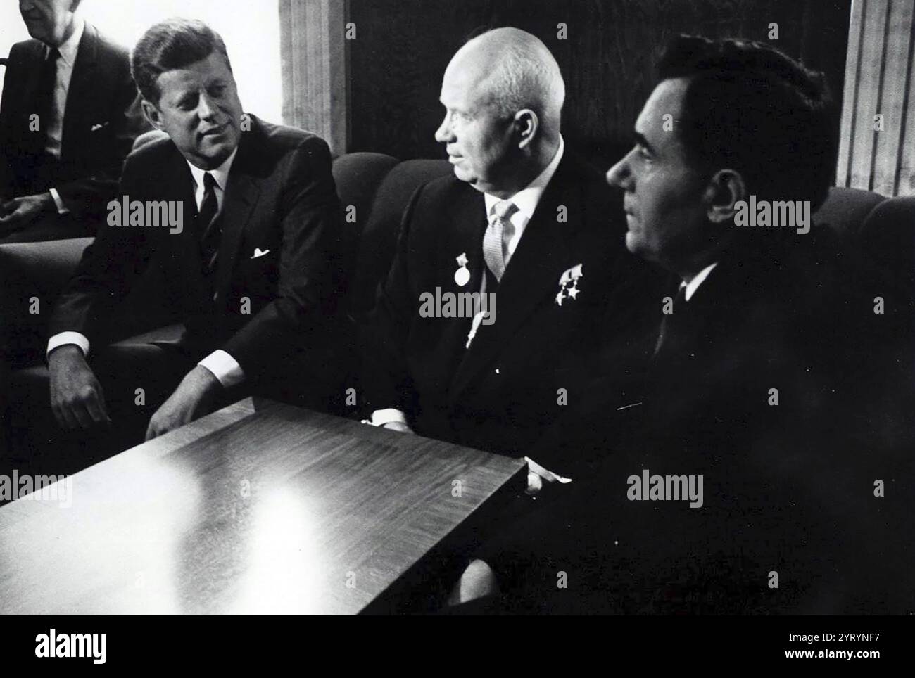 Präsident John F. Kennedy spricht auf einer Pressekonferenz in den Anfängen des Vietnamkriegs. 1961. Der sowjetische Außenminister Andrej Gromyko ist rechts. Stockfoto