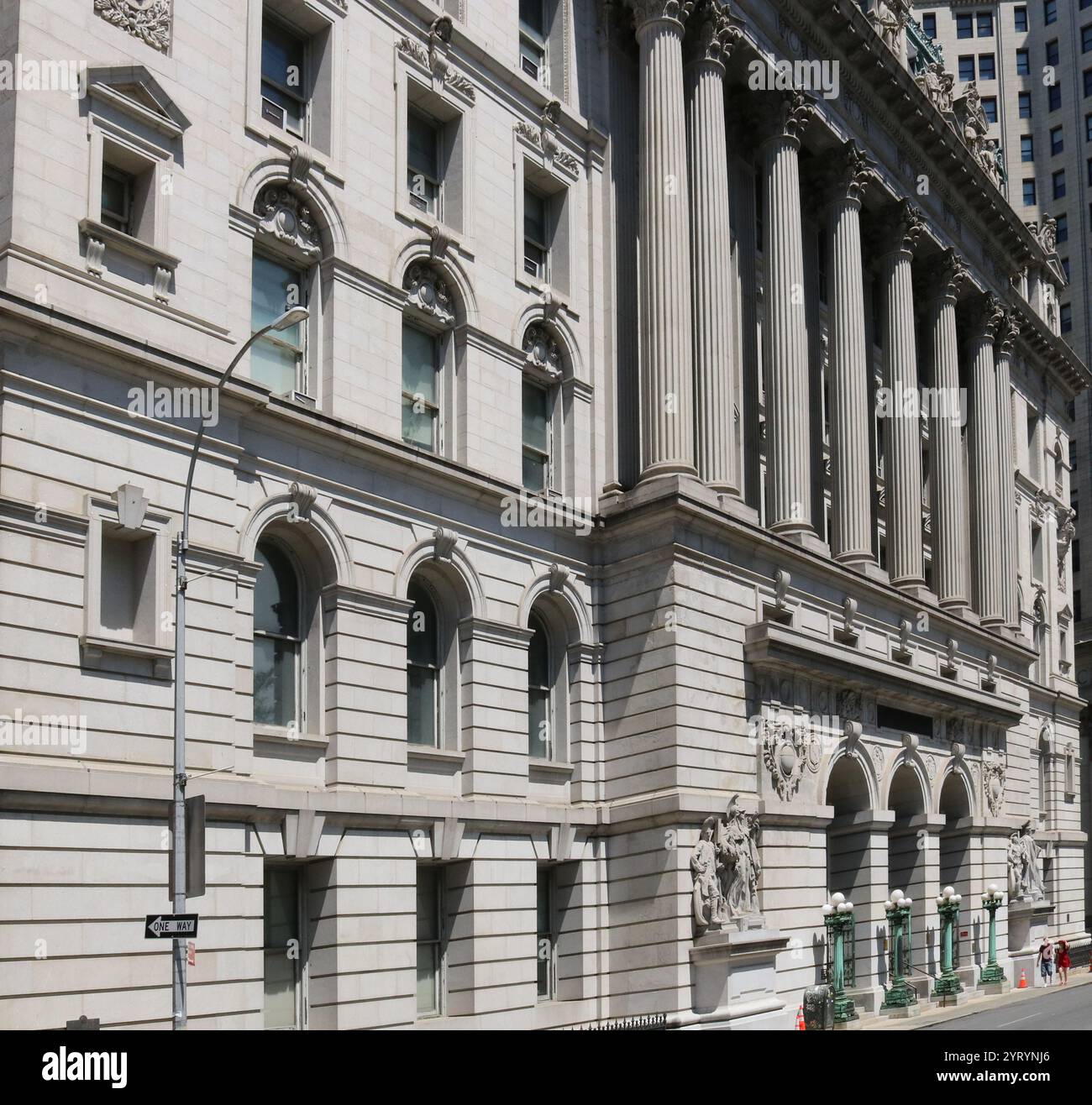 Das Surrogate's Courthouse (auch Hall of Records und 31 Chambers Street) ist ein historisches Gebäude an der nordwestlichen Ecke der Chambers and Centre Street im Civic Centre of Manhattan in New York City. Das 1907 fertiggestellte Gebäude wurde im Beaux Arts-Stil entworfen. Stockfoto