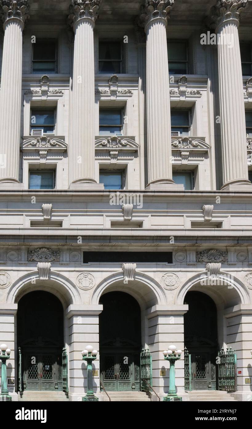 Das Surrogate's Courthouse (auch Hall of Records und 31 Chambers Street) ist ein historisches Gebäude an der nordwestlichen Ecke der Chambers and Centre Street im Civic Centre of Manhattan in New York City. Das 1907 fertiggestellte Gebäude wurde im Beaux Arts-Stil entworfen. Stockfoto