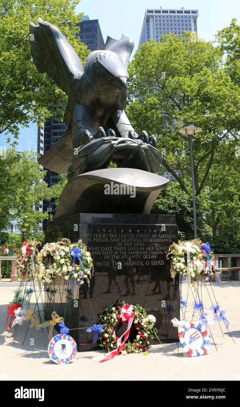 Das East Coast Memorial befindet sich am südlichen Ende des Battery Park. Dieses Denkmal ehrt die 4.601 vermissten amerikanischen Soldaten, die während des Zweiten Weltkriegs im Atlantik ihr Leben verloren, entworfen von der Architekturfirma Gehron und Seltzer. Auf der östlichen Seite des plaza ein monumentaler Bronzeadler, der von Albino Manca (1898–1976) geformt wurde. Stockfoto