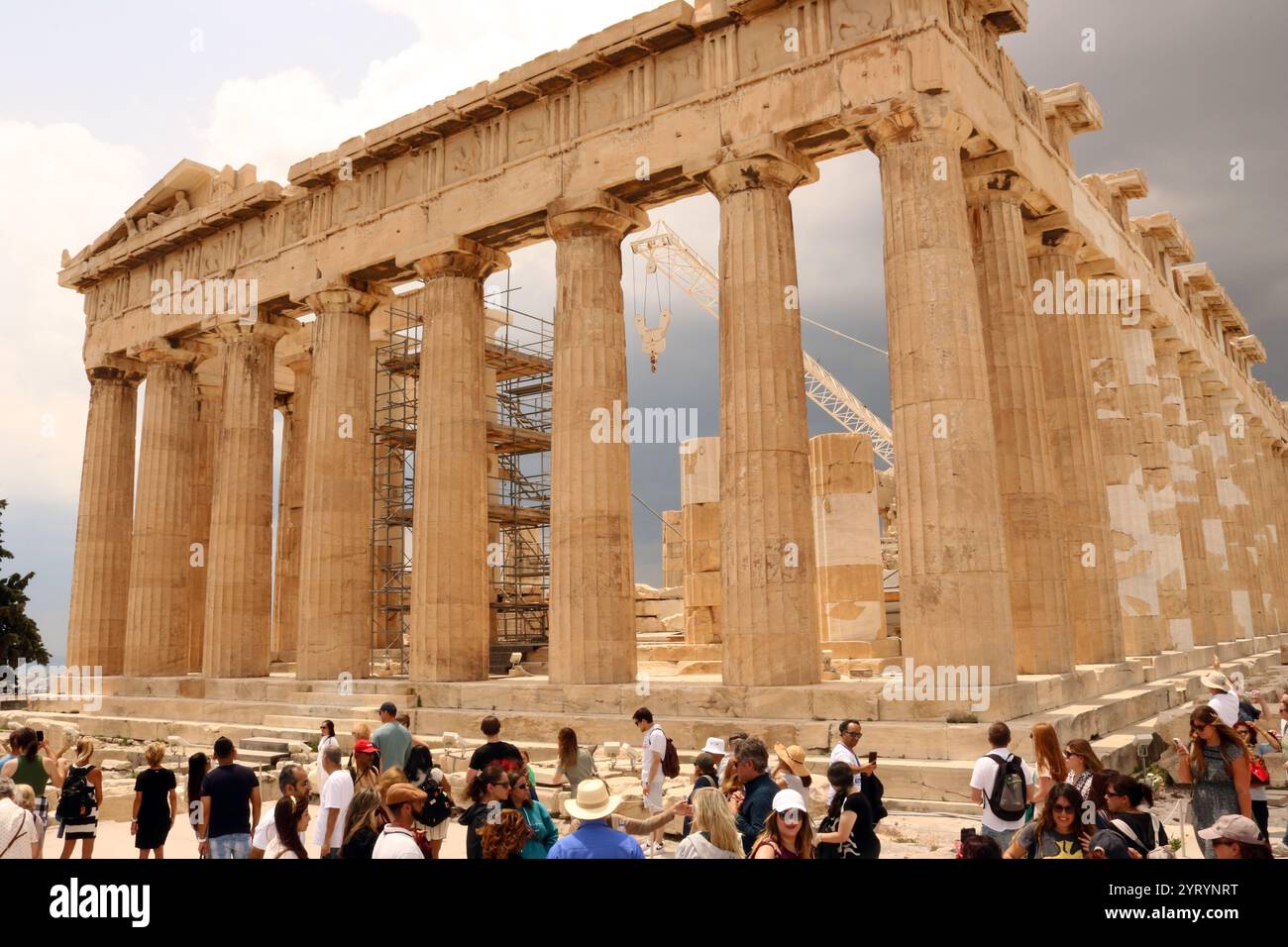 Der Parthenon ist ein ehemaliger Tempel auf der Athenischen Akropolis in Griechenland, der im 5. Jahrhundert v. Chr. der Göttin Athena gewidmet war. Stockfoto