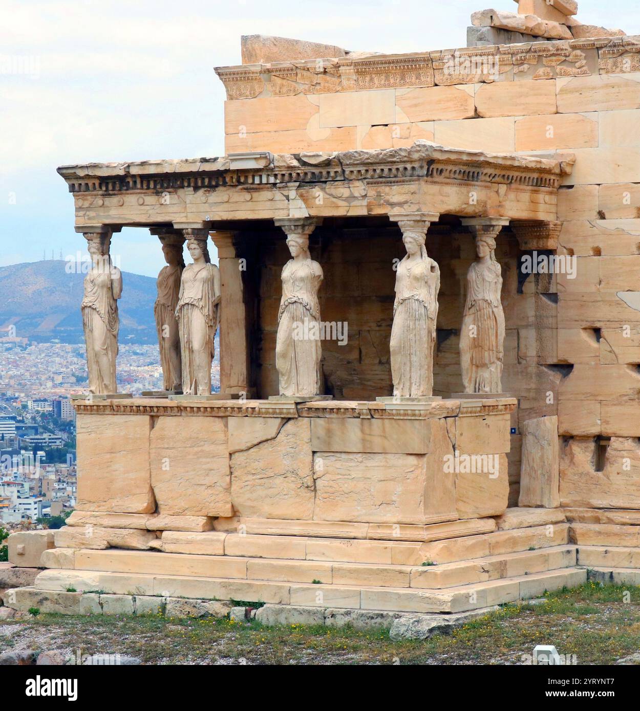 Der Erechtheion oder Tempel der Athena Polias ist ein griechischer ionischer Tempel auf der Nordseite der Akropolis in Athen, der in erster Linie der Göttin Athena gewidmet war. 5. Jahrhundert v. Chr Stockfoto