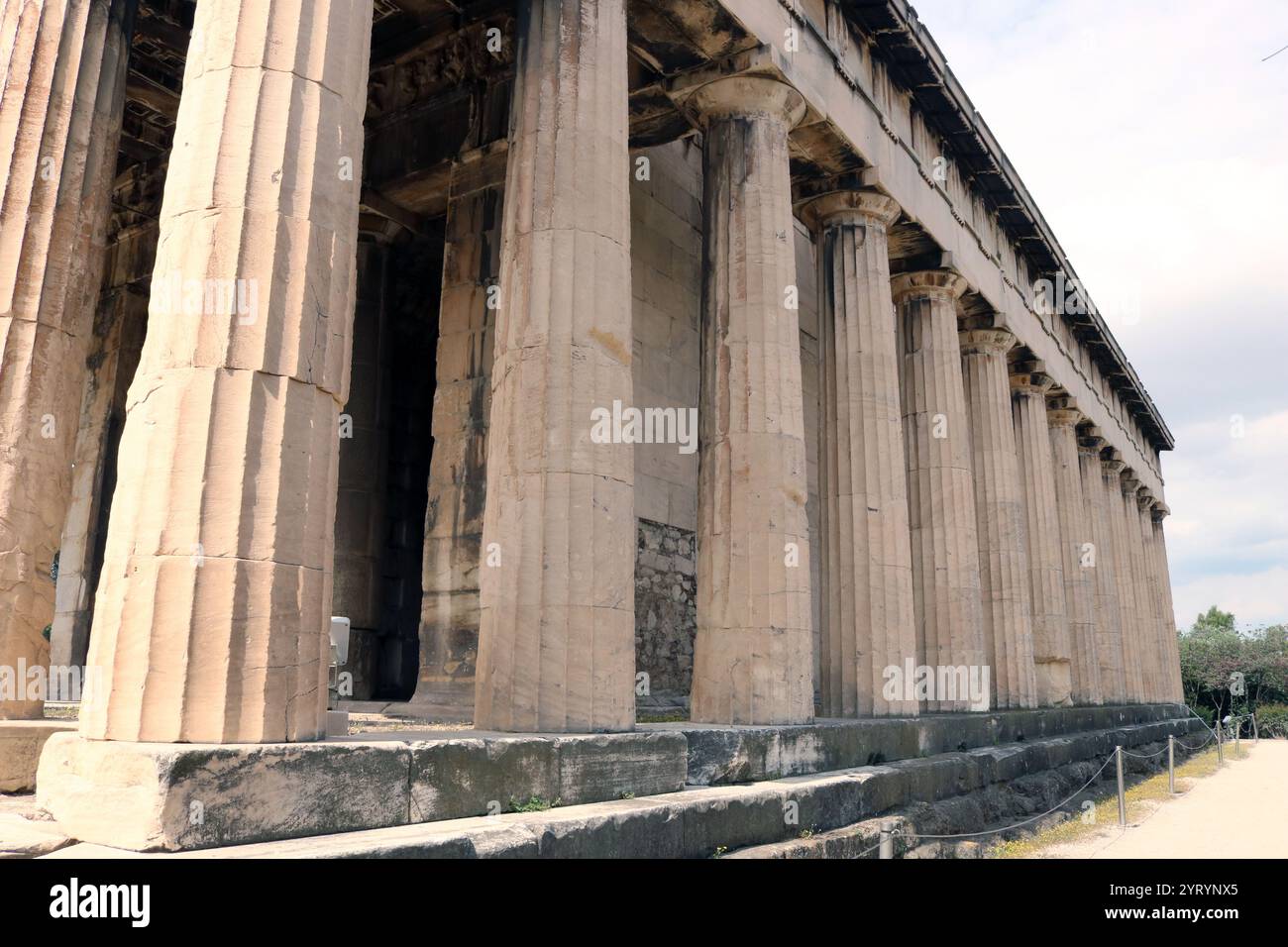 Der Tempel des Hephaistos oder Hephaestion ist ein dorischer peripteraler Tempel und befindet sich auf der nordwestlichen Seite der Agora von Athen, auf dem Hügel Agoraios Kolonos. Vom 7. Jahrhundert bis 1834 diente sie als griechisch-orthodoxe Kirche St. George Akamates. Archäologische Beweise deuten darauf hin, dass es kein früheres Gebäude an der Stätte gab, außer einem kleinen Heiligtum, das während der zweiten persischen Invasion Griechenlands 480 v. Chr. niedergebrannt wurde. Der Bau begann 449 v. Chr. und einige Wissenschaftler glauben, dass das Gebäude seit etwa drei Jahrzehnten nicht fertiggestellt wurde Stockfoto