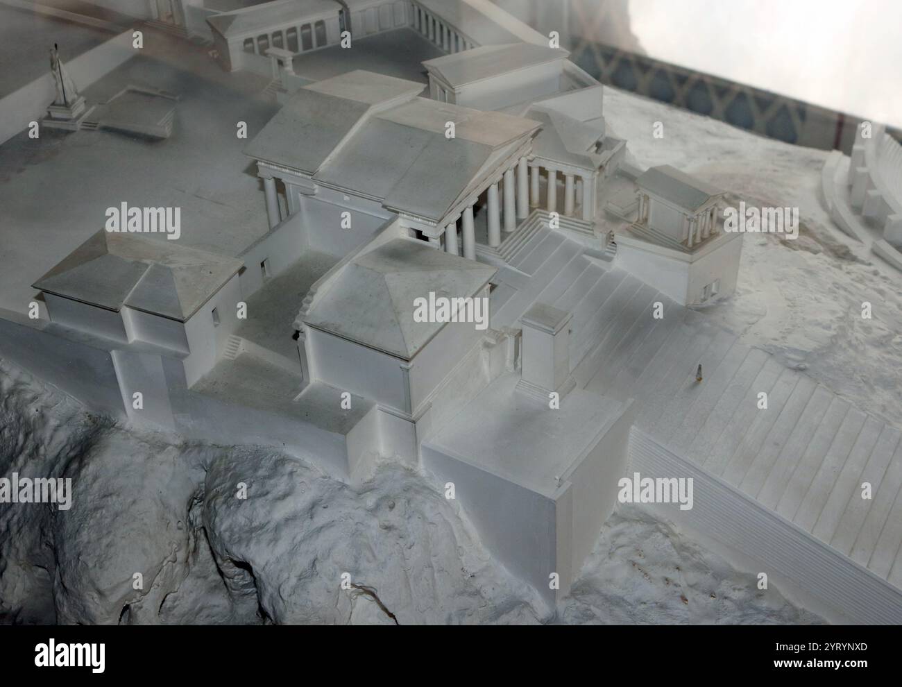 Rekonstruktion der Propyläen; das monumentale zeremonielle Tor zur Akropolis von Athen. Erbaut zwischen 437 und 432 v. Chr. auf der Akropolis im Zentrum von Athen, der Hauptstadt Griechenlands. Stockfoto