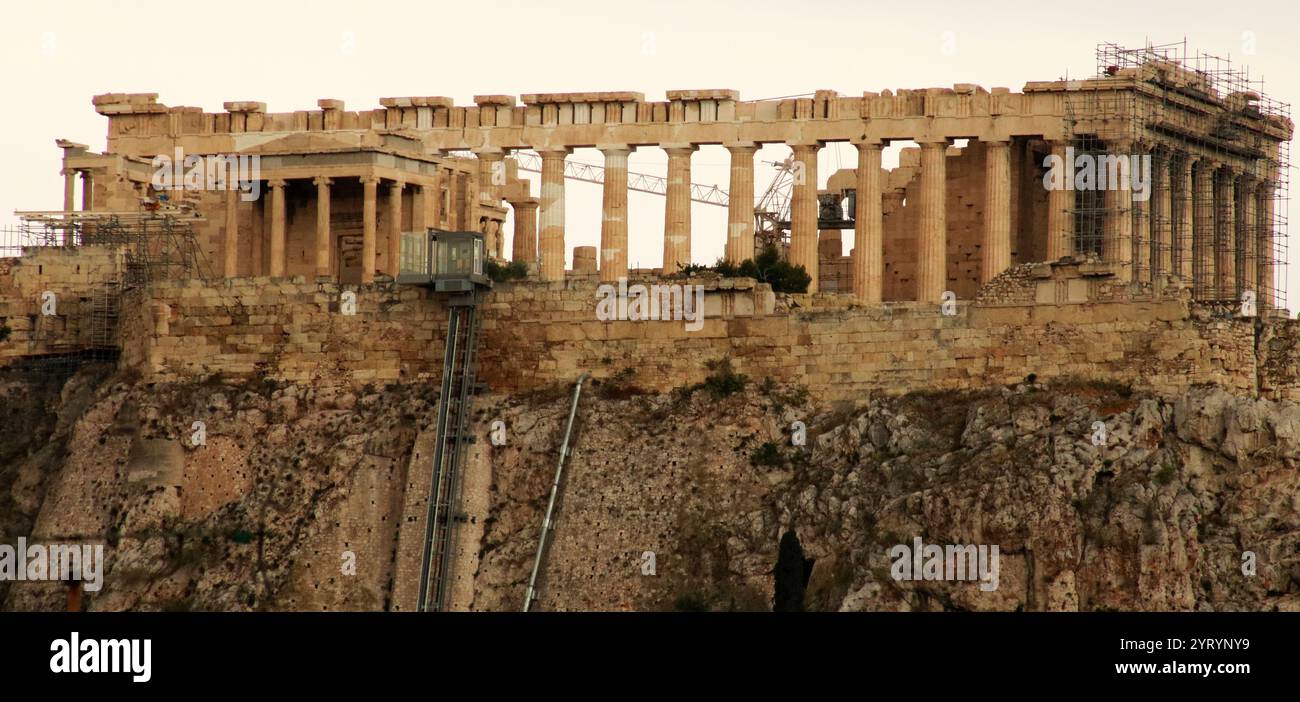 Der Parthenon ist ein ehemaliger Tempel auf der Athenischen Akropolis in Griechenland, der im 5. Jahrhundert v. Chr. der Göttin Athena gewidmet war. Stockfoto