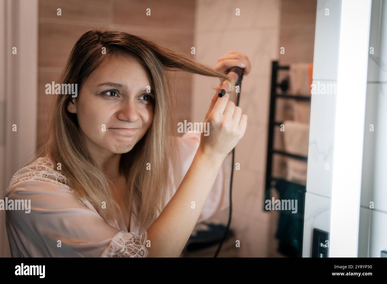 Mädchen mit runden Bürste Haartrockner Haar am Spiegel in einer einfachen Weise zu Hause zu stylen Stockfoto