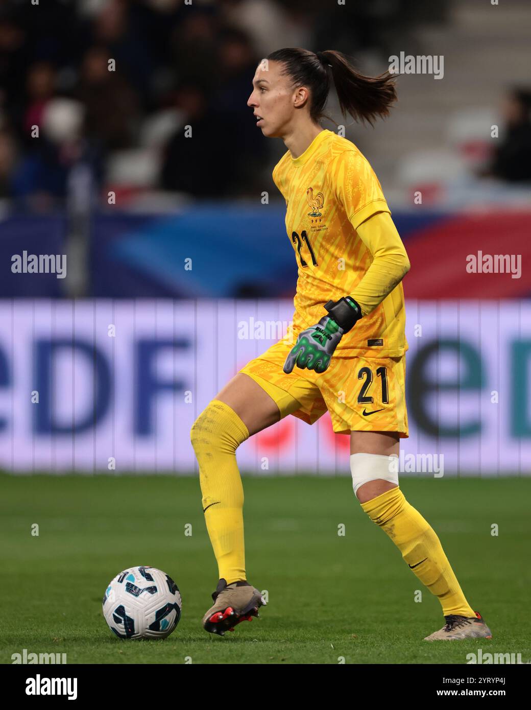 Nizza, Frankreich. Dezember 2024. Constance Picaud von Frankreich während des internationalen Freundschaftsspiels im Allianz Riviera Stadium in Nizza. Der Bildnachweis sollte lauten: Jonathan Moscrop/Sportimage Credit: Sportimage Ltd/Alamy Live News Stockfoto