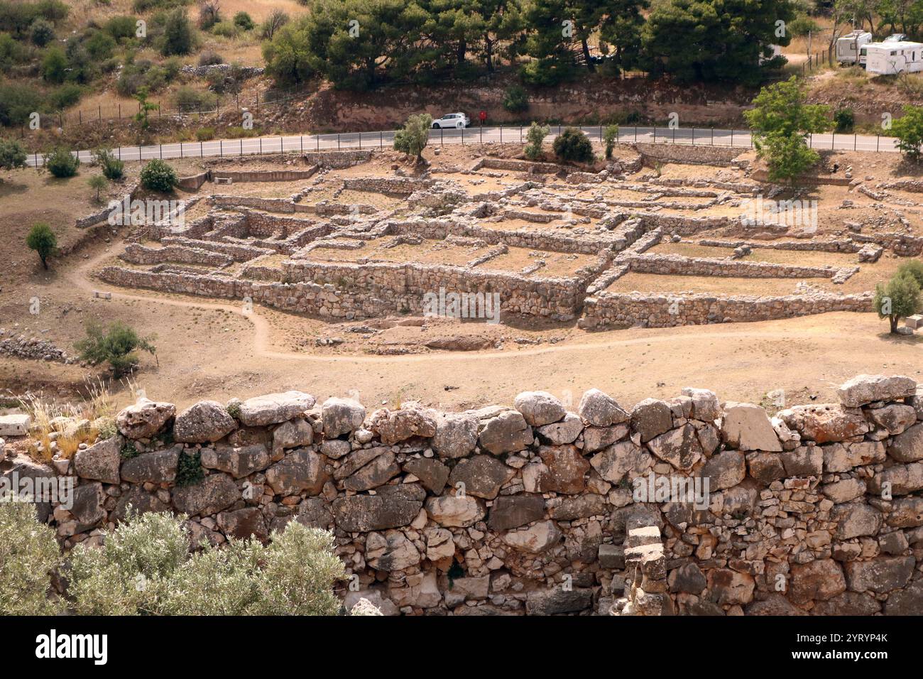 Bronzezeitliche Zitadelle von Mykene in Südgriechenland. Dieser Grabkomplex wurde außerhalb der Mauern von Mykene errichtet und schließlich in die akropolis eingeschlossen, als die Festung im 13. Jahrhundert v. Chr. erweitert wurde. Stellt eine der wichtigsten Merkmale der frühen Phase der mykenischen Zivilisation dar. Stockfoto